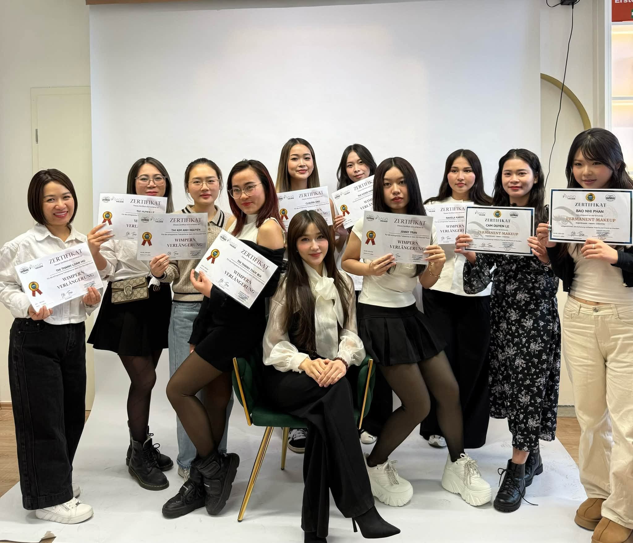 Absolventinnen der Lita Bella Beauty Academy mit ihren Zertifikaten